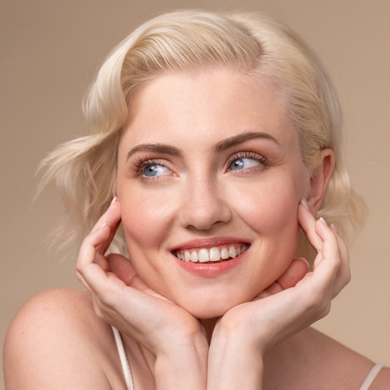 505923-505930-ArganOilLiquidShampoo_Conditioner-Repairing-HairCare-Model-2-1280x1280px.jpg