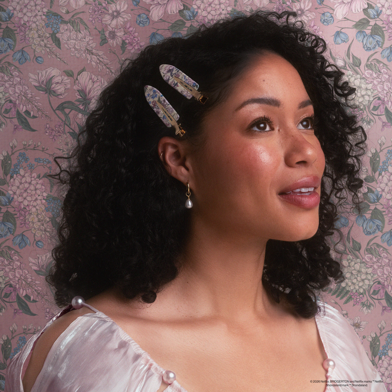 508900-BridgertonxKitsch-RecycledPlasticCreaselessClips-Set-4pc-ToileInBloom-Model-6-1280x1280px.jpg