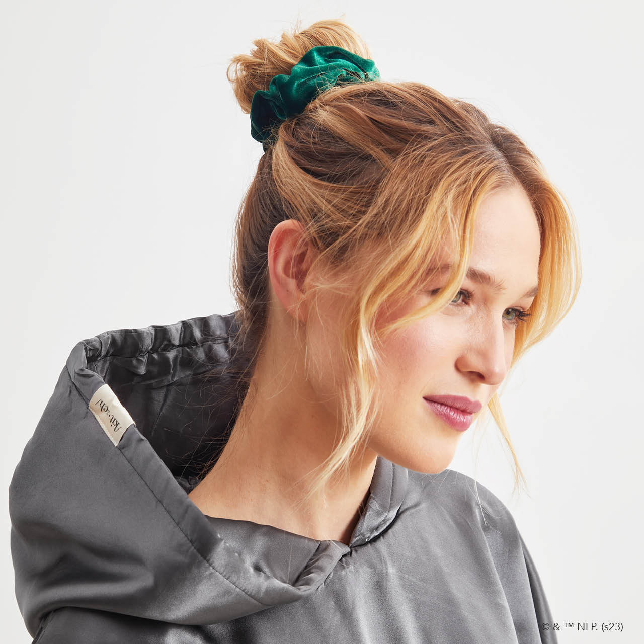 61944-9494-ElfxKitsch-Model-Scrunchies-2pc-Glazey-Charcoal-1280x1280px.jpg