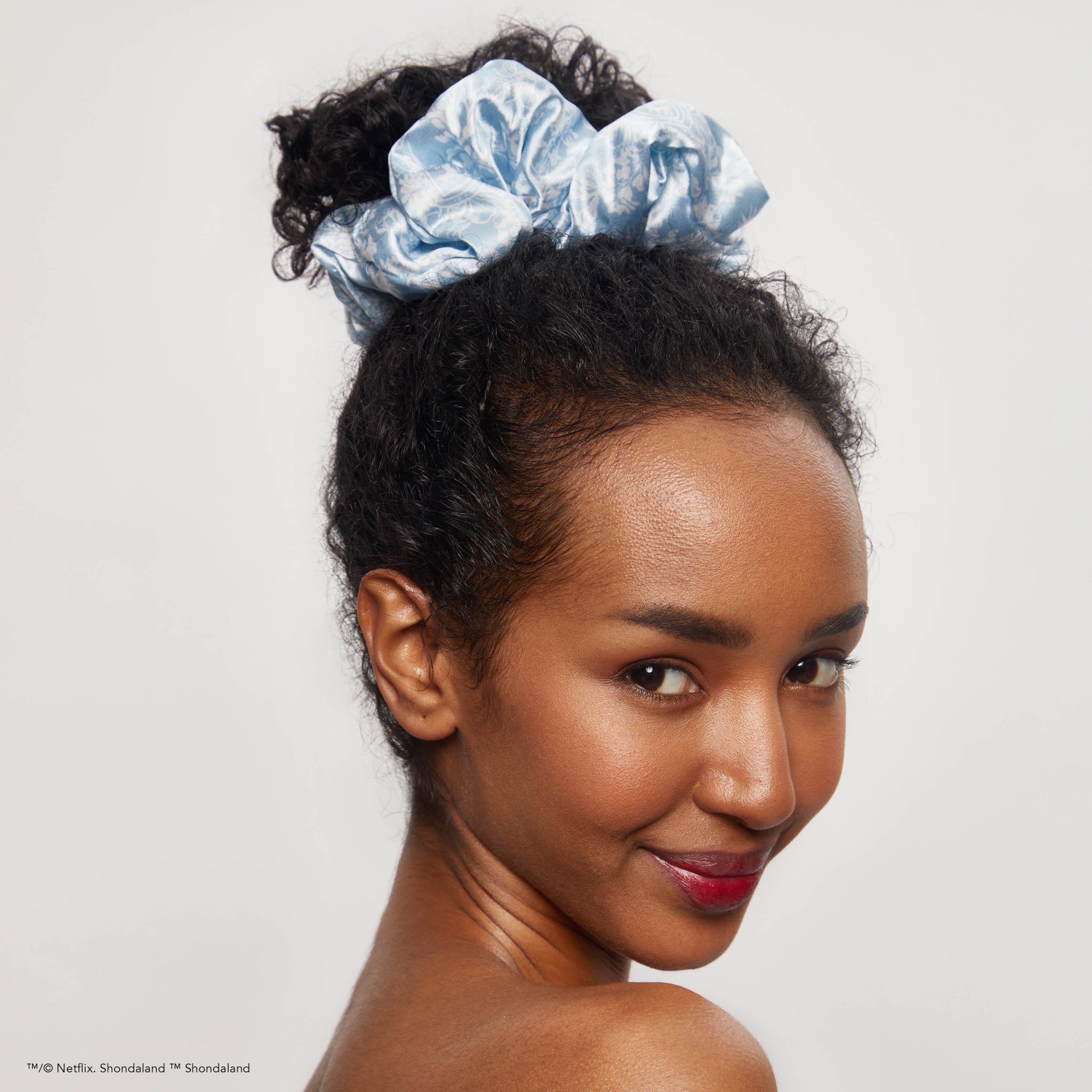 63627-BridgertonxKitsch-SatinPillowScrunchies-ToileDeBlue-Model-6-1280x1280px.jpg